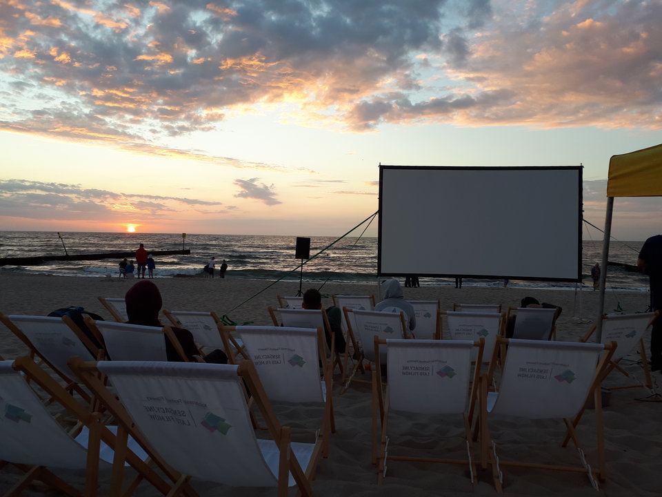 Kino na plaży z piwkiem bez coli i popcornu. - pyszczek38