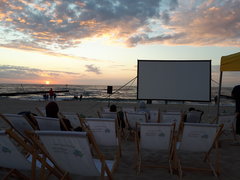 Kino na plaży z piwkiem bez coli i popcornu.