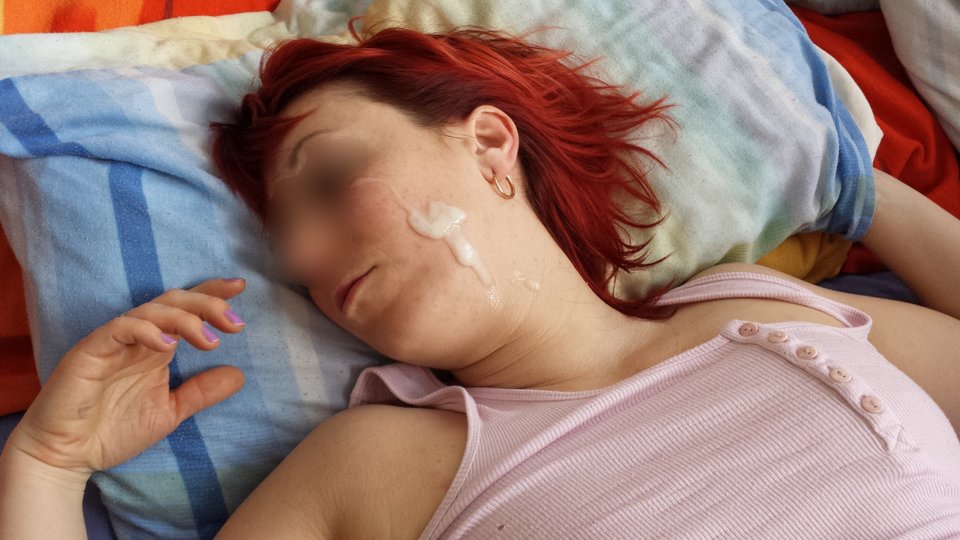 śpiąca królewna, miał ją obudzić wytrysk na twarz... :D - para2630sl