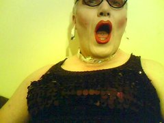 Otwarte wyszminkowane usta i gardło dla sztywnego kutasa