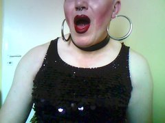 Wyszminkowane bordowe Usta męskiej Suki obejmą mocno KUTASA.