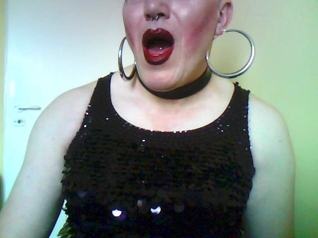 Wyszminkowane bordowe Usta męskiej Suki obejmą mocno KUTASA. - szmineczkatrans