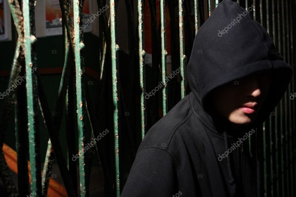 depositphotos_5236047-stock-photo-man-in-hood-at-night.jpg - Sebastiansl