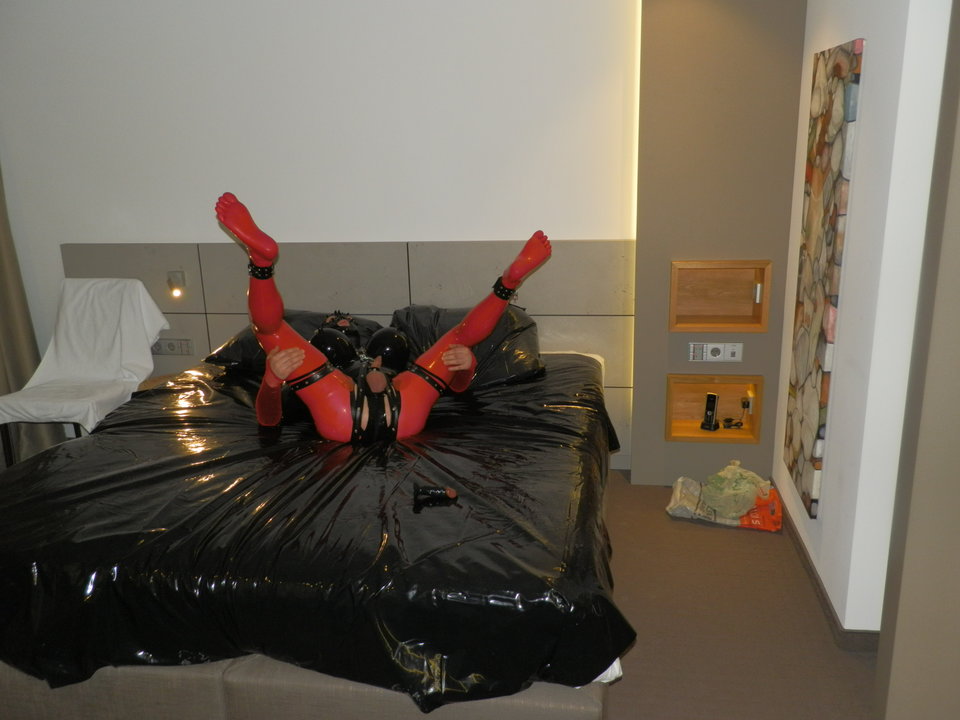 P3030044.JPG - latex_men_1977