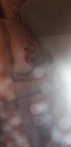 Samotne zabawy pod prysznicem