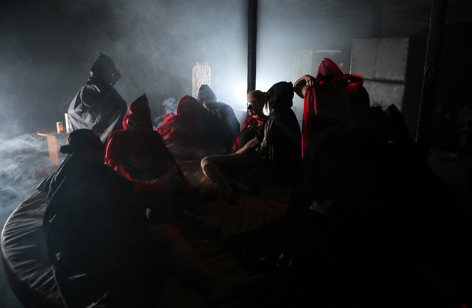 "Oczy szeroko zamknięte w JC&R". - jacuzzi