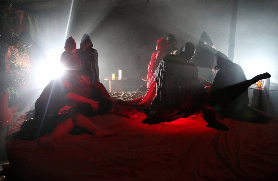 "Oczy szeroko zamknięte w JC&R". - jacuzzi