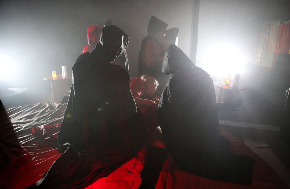 "Oczy szeroko zamknięte w JC&R". - jacuzzi