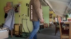 pomoże mi pan założyć....