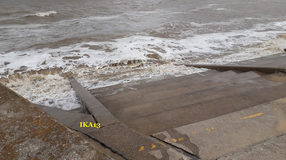 i plaża gdzieś się schowała.jpg - ika13