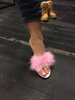 tak bardzo chciala mnie ponizyc, ubrala stopy Asana w szpilki