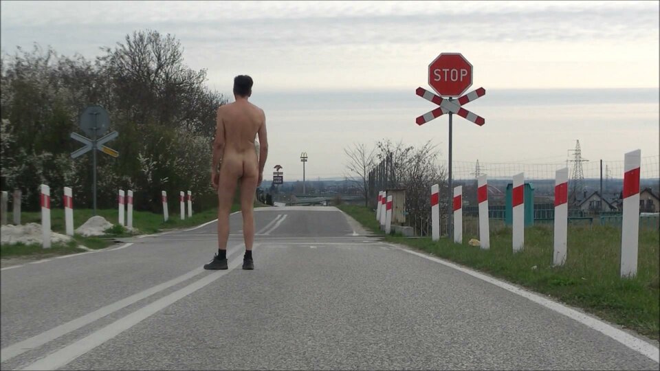 JĘDRZEJÓW - prejazd kolejowy 20260413.mp4_snapshot_00.16_[2026 - Krzysztof_cfnm