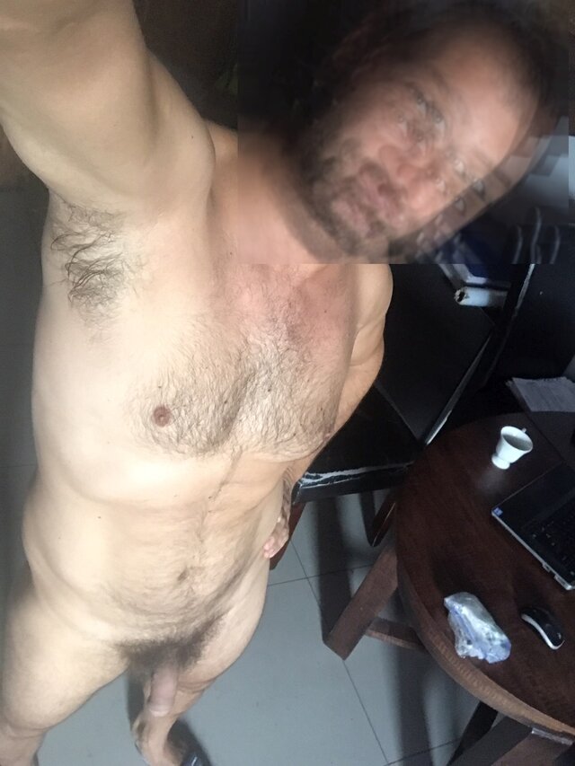 WysokiAtletycznyBrunet